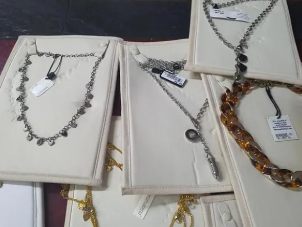 1#5945 Orecchini Moschino e ciondoli 2 Jewels