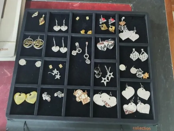 1#5945 Orecchini Moschino e ciondoli 2 Jewels