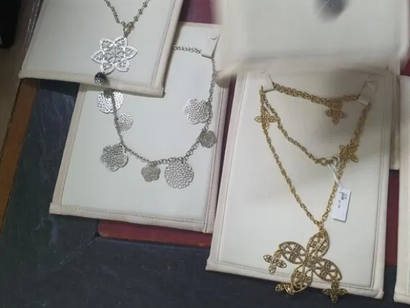 1#5945 Orecchini Moschino e ciondoli 2 Jewels