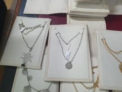 1#5945 Orecchini Moschino e ciondoli 2 Jewels