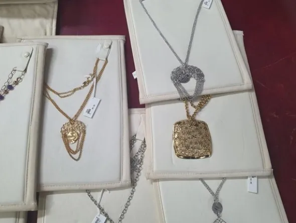 1#5945 Orecchini Moschino e ciondoli 2 Jewels