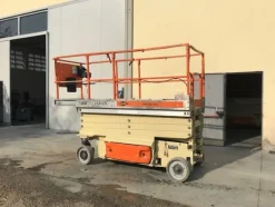 2#5594 Piattaforma verticale a pantografo a libro a forbice JLG 2646ES