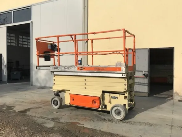 2#5594 Piattaforma verticale a pantografo a libro a forbice JLG 2646ES