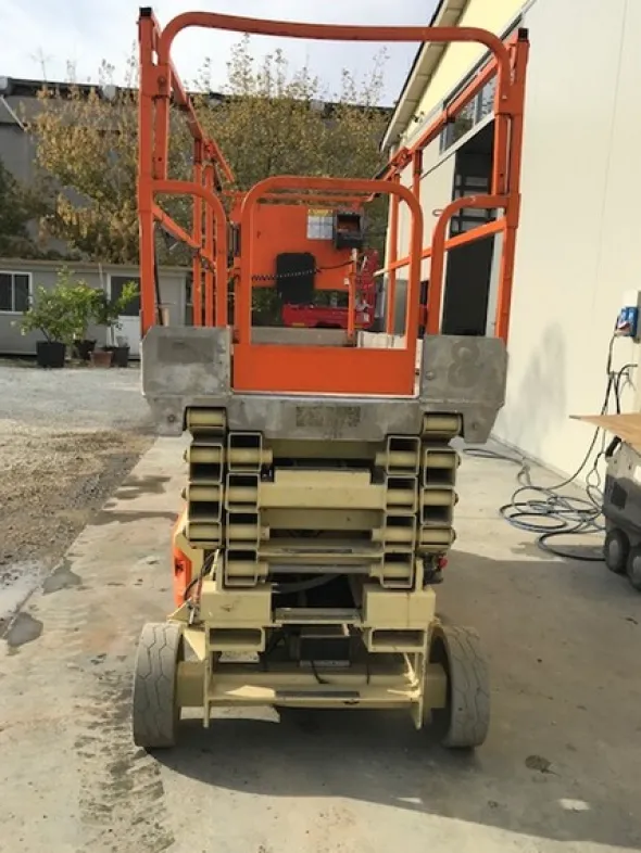 2#5594 Piattaforma verticale a pantografo a libro a forbice JLG 2646ES