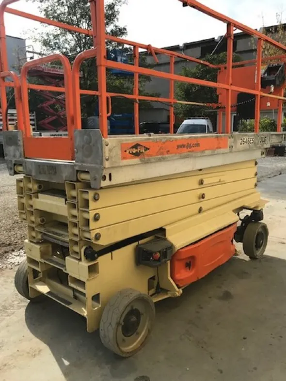 2#5594 Piattaforma verticale a pantografo a libro a forbice JLG 2646ES