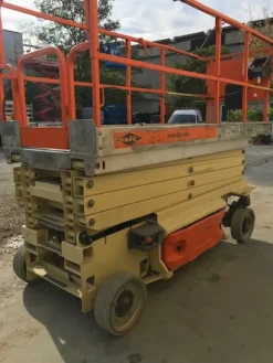 2#5594 Piattaforma verticale a pantografo a libro a forbice JLG 2646ES