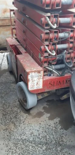 6#4679 Piattaforma verticale a pantografo JLG