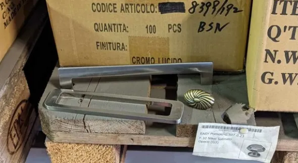 9#8355 Pomelli e maniglie