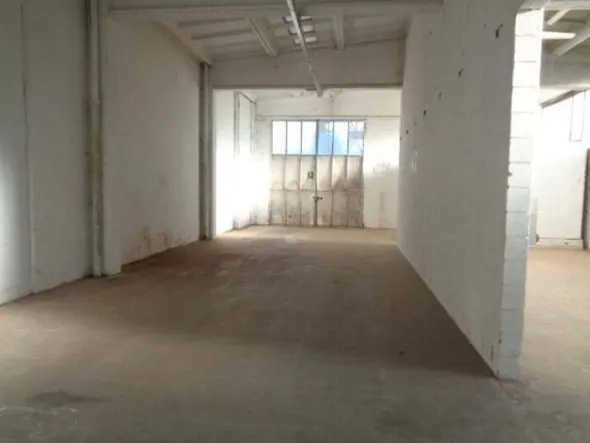 #8207 Porzione capannone con uffici e abitazione