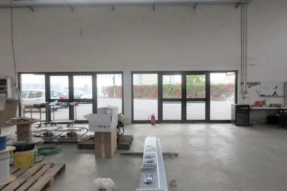 #8882 Porzione di capannone con box prefabbricato