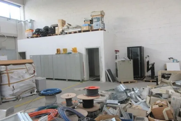 #8882 Porzione di capannone con box prefabbricato