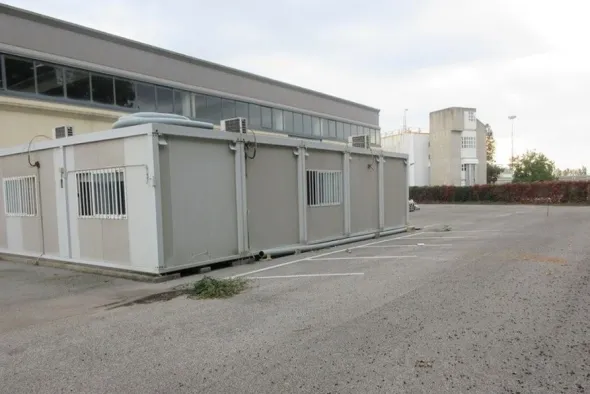 #8882 Porzione di capannone con box prefabbricato