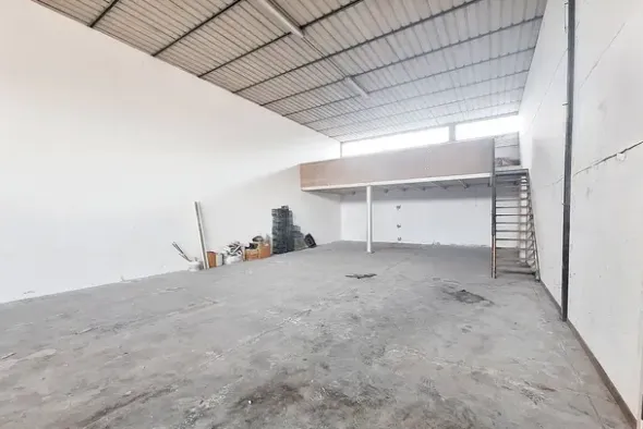 #22847 Porzione di capannone con piazzale privato