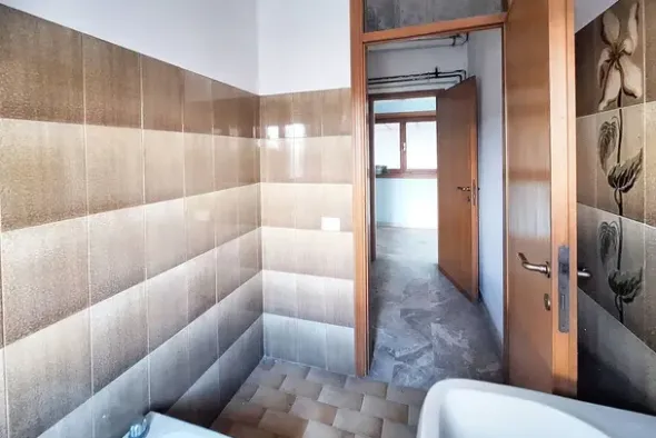 #22847 Porzione di capannone con piazzale privato