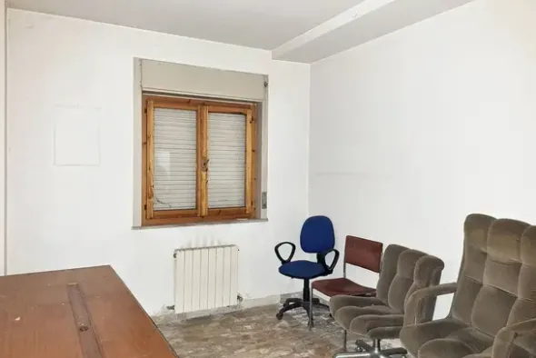 #22847 Porzione di capannone con piazzale privato
