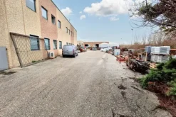 #22554 Porzione di capannone con spazio esterno