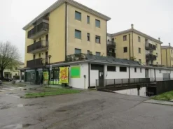#8554 Porzione di negozio con garage in complesso polifunzionale