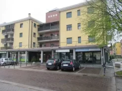 #8554 Porzione di negozio con garage in complesso polifunzionale