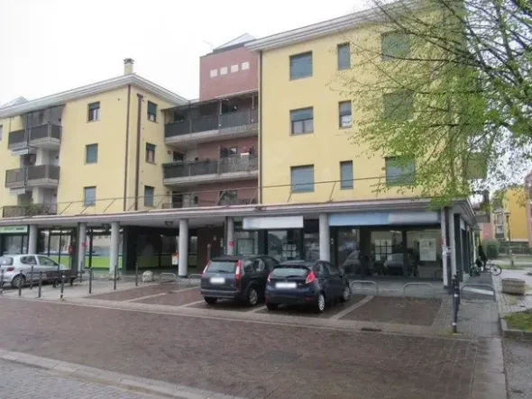 #8554 Porzione di negozio con garage in complesso polifunzionale