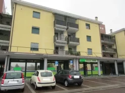 #8554 Porzione di negozio con garage in complesso polifunzionale