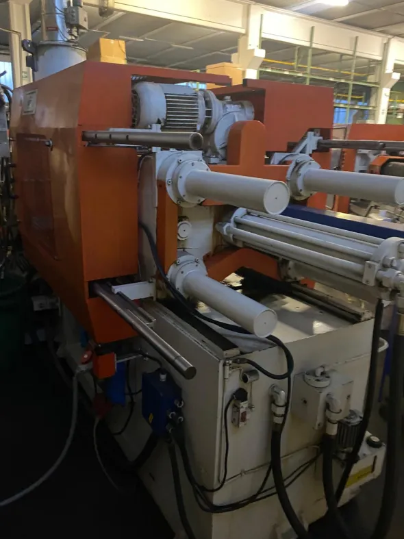 PRESSA INIEZIONE E STAMPAGGIO PLASTICA MIR 130 T