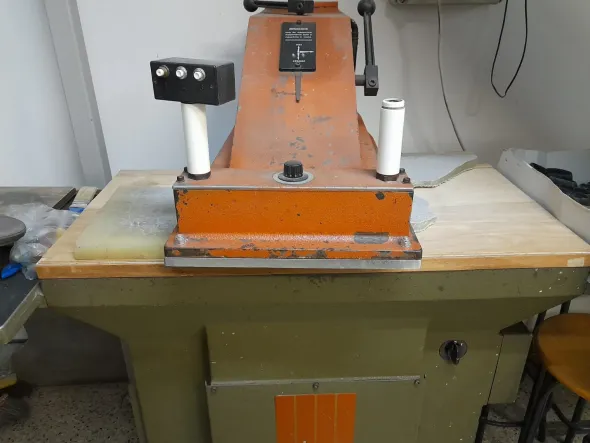 Pressa per cuoio e tessuti