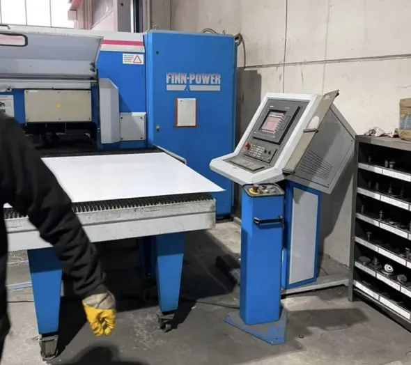 PUNZONATRICE CNC FINN POWER