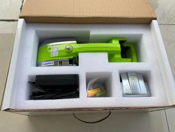 7#4978 Reggiatrice manuale a batteria