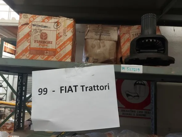 245#8002 Ricambi per trattori Fiat