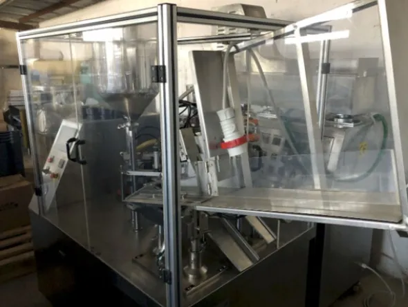2#79980 Riempitrice per tubi di plastica e refrigeratore industriale