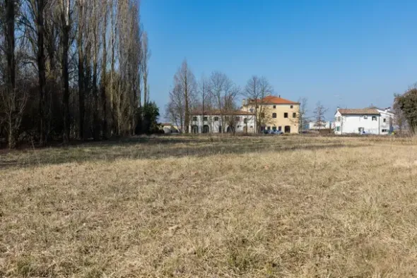 #15204 Ristorante ed abitazione con ampio terreno