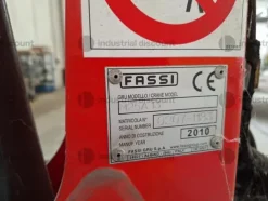 9#9186 Saldatrice per fondi con gruetta Fassi