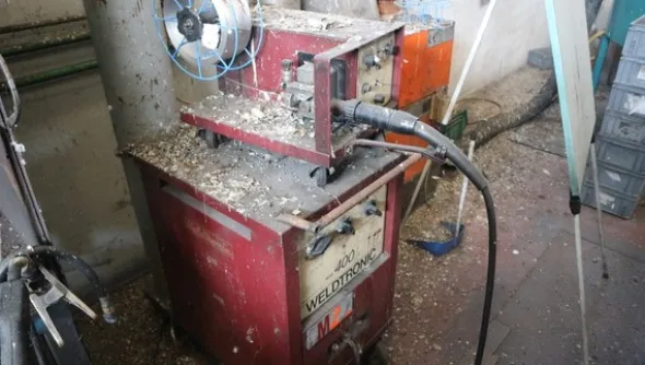 8#5049 Saldatrice Weldtronic e trapano a colonna Serrmac