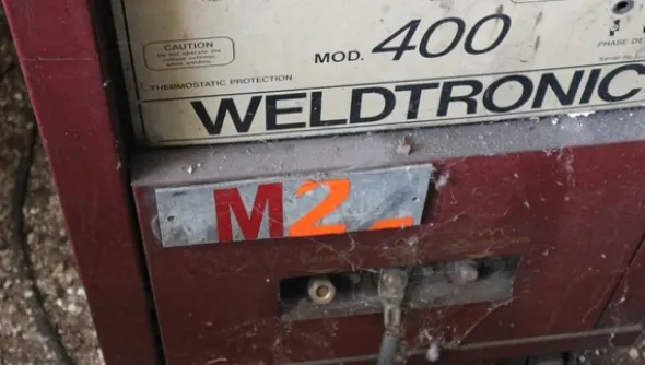 8#5049 Saldatrice Weldtronic e trapano a colonna Serrmac