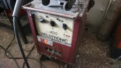 8#5049 Saldatrice Weldtronic e trapano a colonna Serrmac