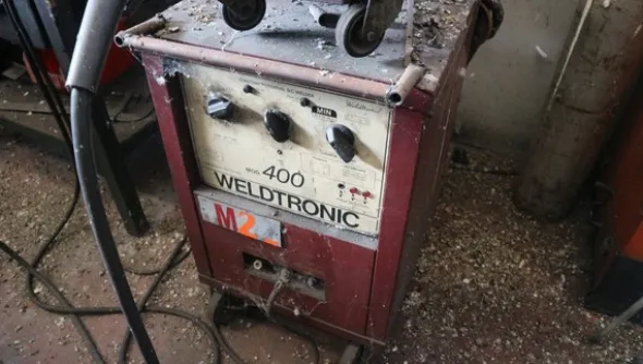 8#5049 Saldatrice Weldtronic e trapano a colonna Serrmac