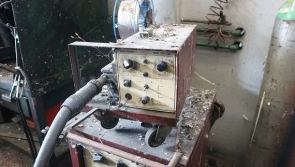 8#5049 Saldatrice Weldtronic e trapano a colonna Serrmac