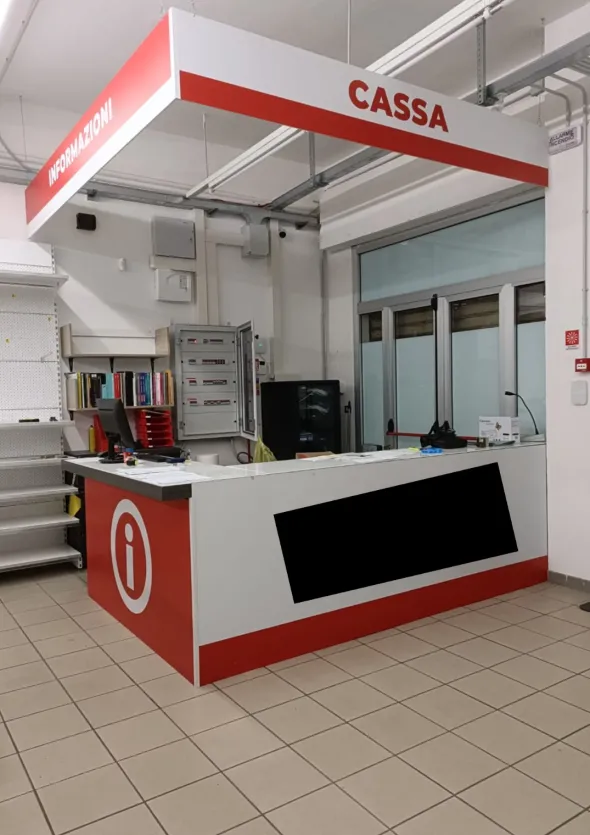 Scaffalatura 750 m² + banco cassa/informazioni – Usato