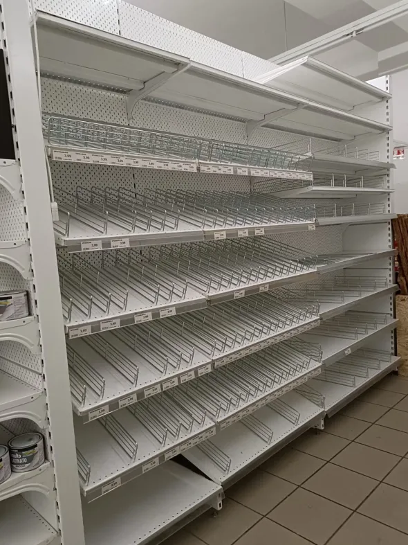 Scaffalatura 750 m² + banco cassa/informazioni – Usato