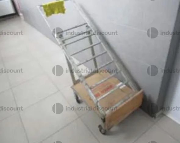 22#9809 Scaffalature, carrello e banco in acciaio