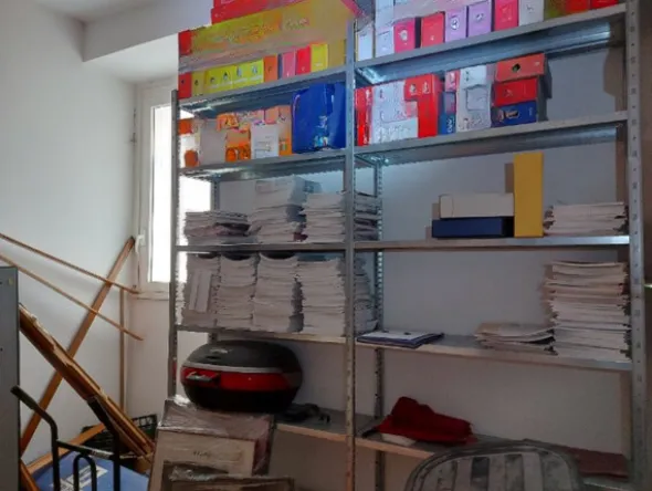 1#8455 Scaffalature e arredamento vario