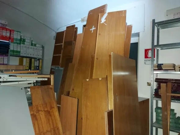 1#8455 Scaffalature e arredamento vario