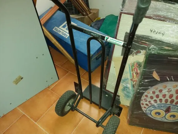 1#8455 Scaffalature e arredamento vario