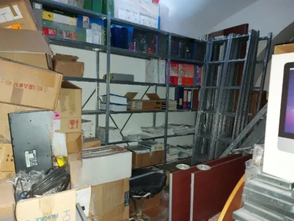 1#8455 Scaffalature e arredamento vario