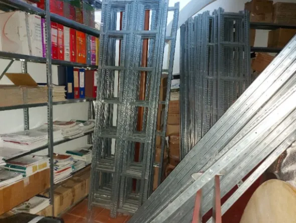 1#8455 Scaffalature e arredamento vario