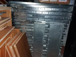 1#8455 Scaffalature e arredamento vario