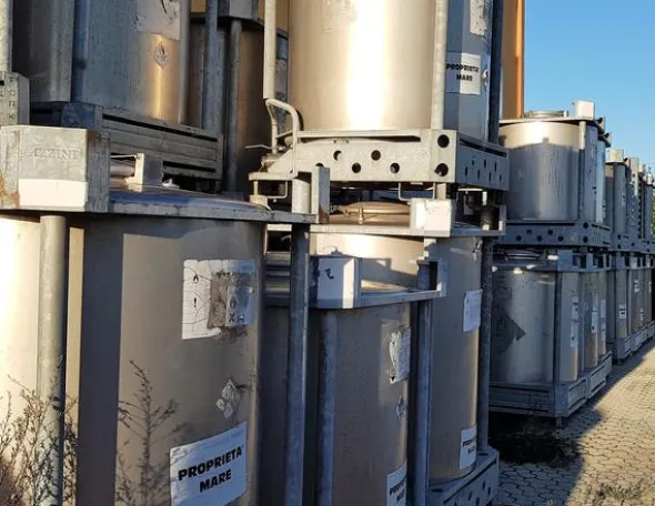 16#4068 Silos in acciaio inox capacit࠱000 litri