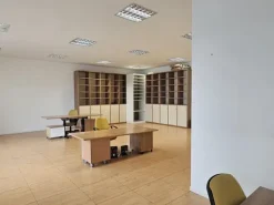 #25097 Spazioso ufficio arredato in posizione strategica