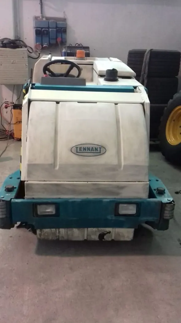 Spazzatrice TENNANT 8300DATI MACCHINA