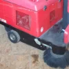 Spazzatrice usata uomo a bordo